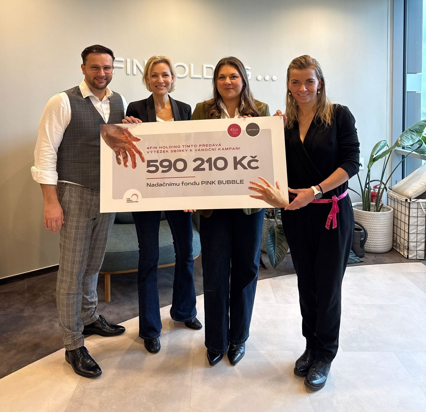 4fin Holding předává výtěžek sbírky nadačnímu fondu Pink Bubble